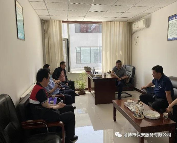 公司黨委書記、董事長(zhǎng)竇文鋒陪同省公安廳駐點(diǎn)組、市公安局治安支隊(duì)領(lǐng)導(dǎo)對(duì)我公司進(jìn)行專項(xiàng)檢查.jpg